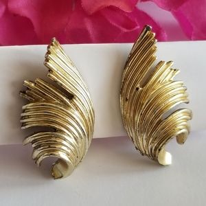 Vintage Lisner screwback earrings gold tone metal feather wing shaped